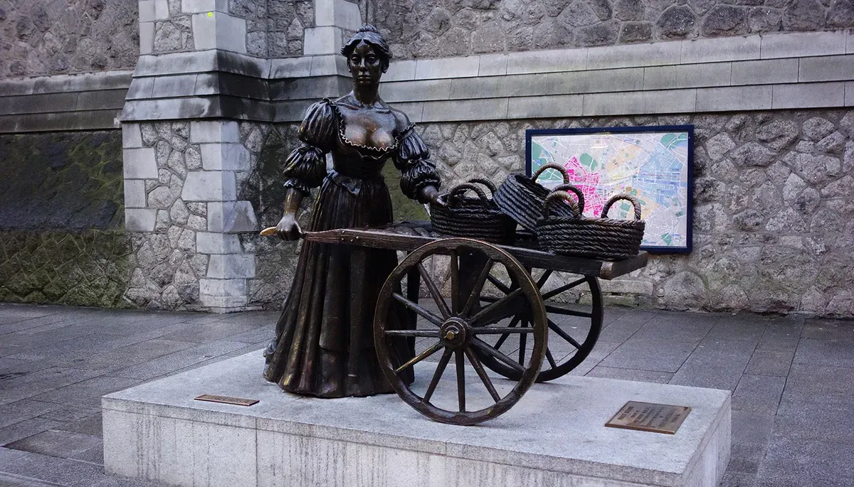 The Molly Malone statue on Suffolk Street, the meeting point for two day trips from Dublin to Cliffs of Moher, Ireland